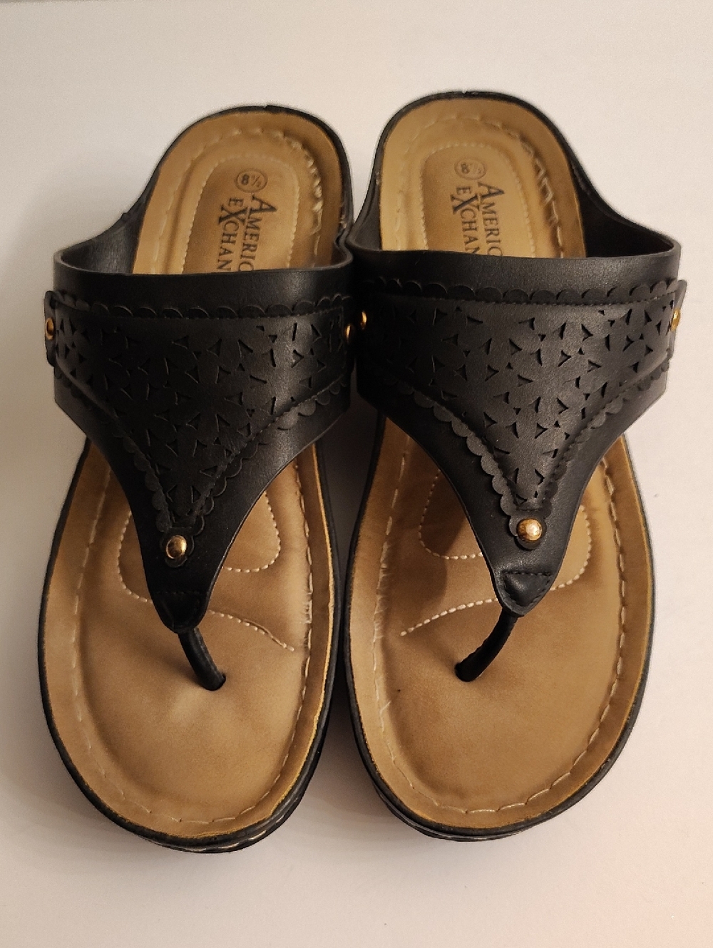 American Exchange Women's Sz 8.5 Black Thong Sandals Gold Accent GY3D X